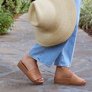 Beek Pelican Leather Platform Sandal in Honey